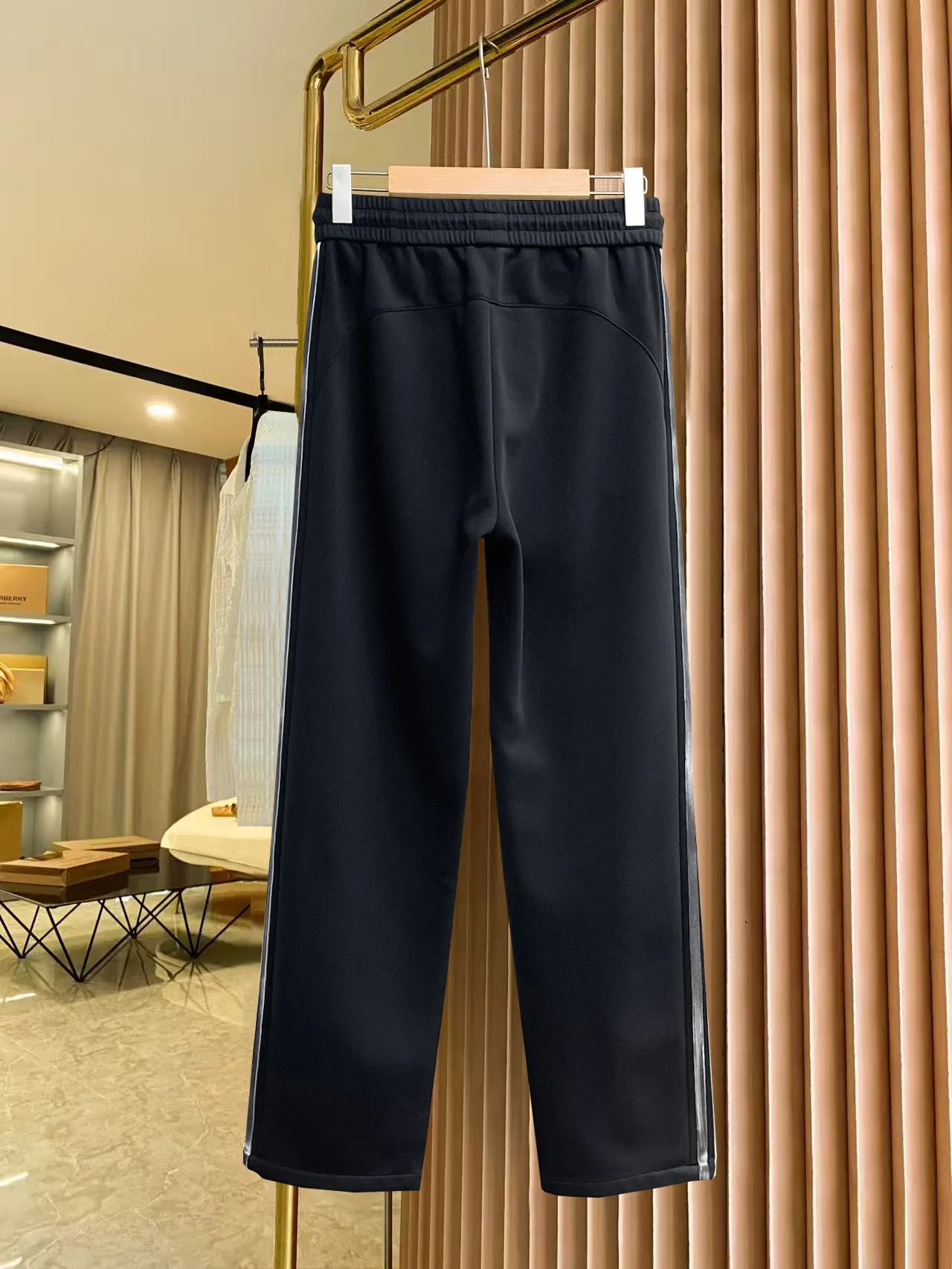 Balenciaga 🆕2026 Autumn and Winter New Arrival Casual Pants! The official website will be released simultaneously. Brand Classic LOGO casual pants, customized fabrics, excellent comfort and strong touch. Highly recognisable, perfect appearance and craftsmanship. Size:M-3XL
